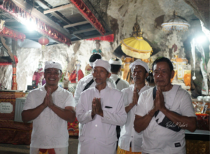 Keunikan Pura Goa Giri Putri