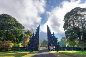 Lovina Dolphin Tour – Snorkeling, Ulun Danu Temple & Handara Gate