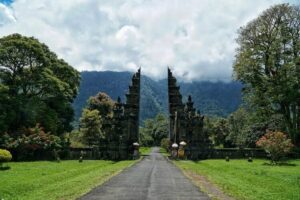Lovina Dolphin Tour – Snorkeling, Ulun Danu Temple & Handara Gate