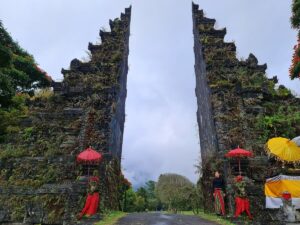 Lovina Dolphin Tour – Snorkeling, Ulun Danu Temple & Handara Gate