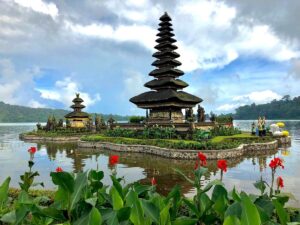 Lovina Dolphin Tour – Snorkeling, Ulun Danu Temple & Handara Gate