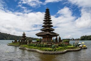 Lovina Dolphin Tour – Snorkeling, Ulun Danu Temple & Handara Gate