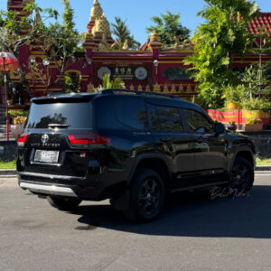 Toyota Land Cruiser 300 GR-Sport (2023) – Black